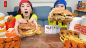 小姐姐吃黑色汉堡包,小姐姐挑战黑色汉堡包新食尚